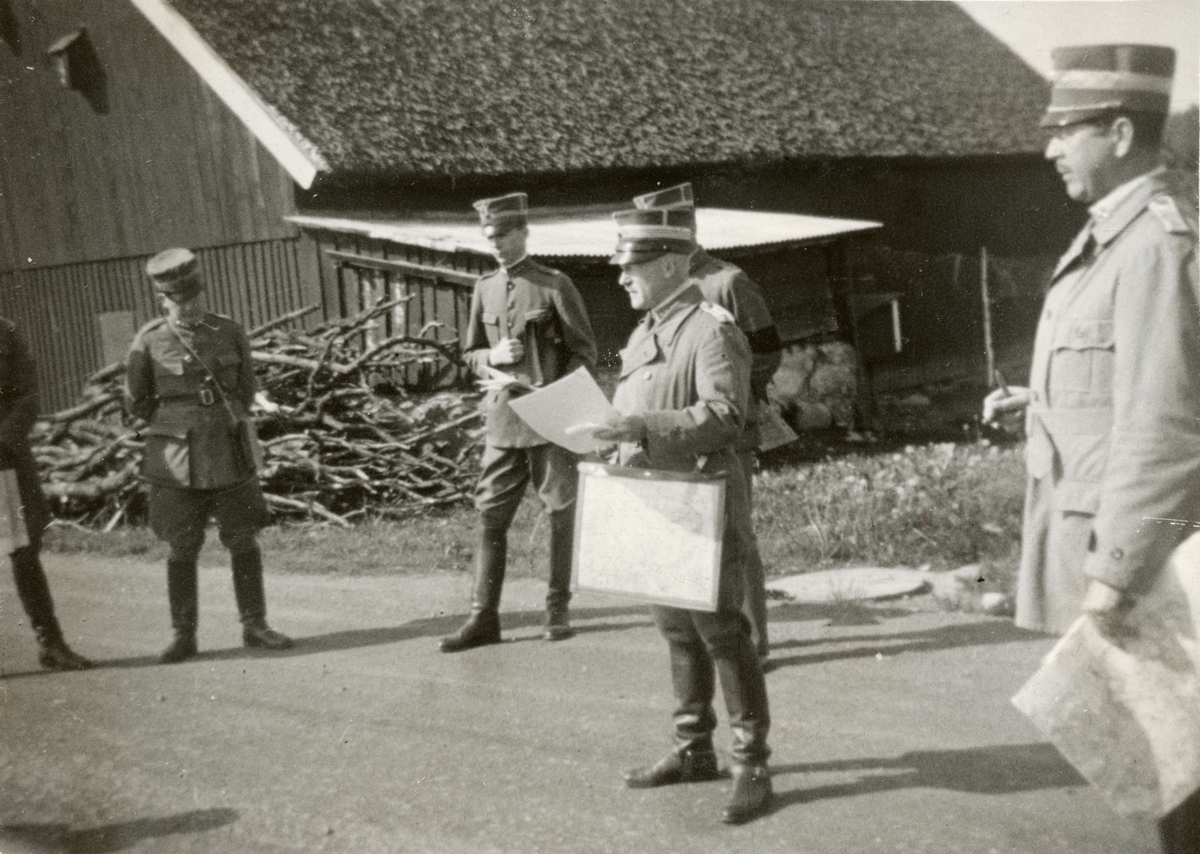 Text i fotoalbum: "1936 juni. Intendentur-fältövningen i Röstånga. Genomgång av övningen. Kritik".