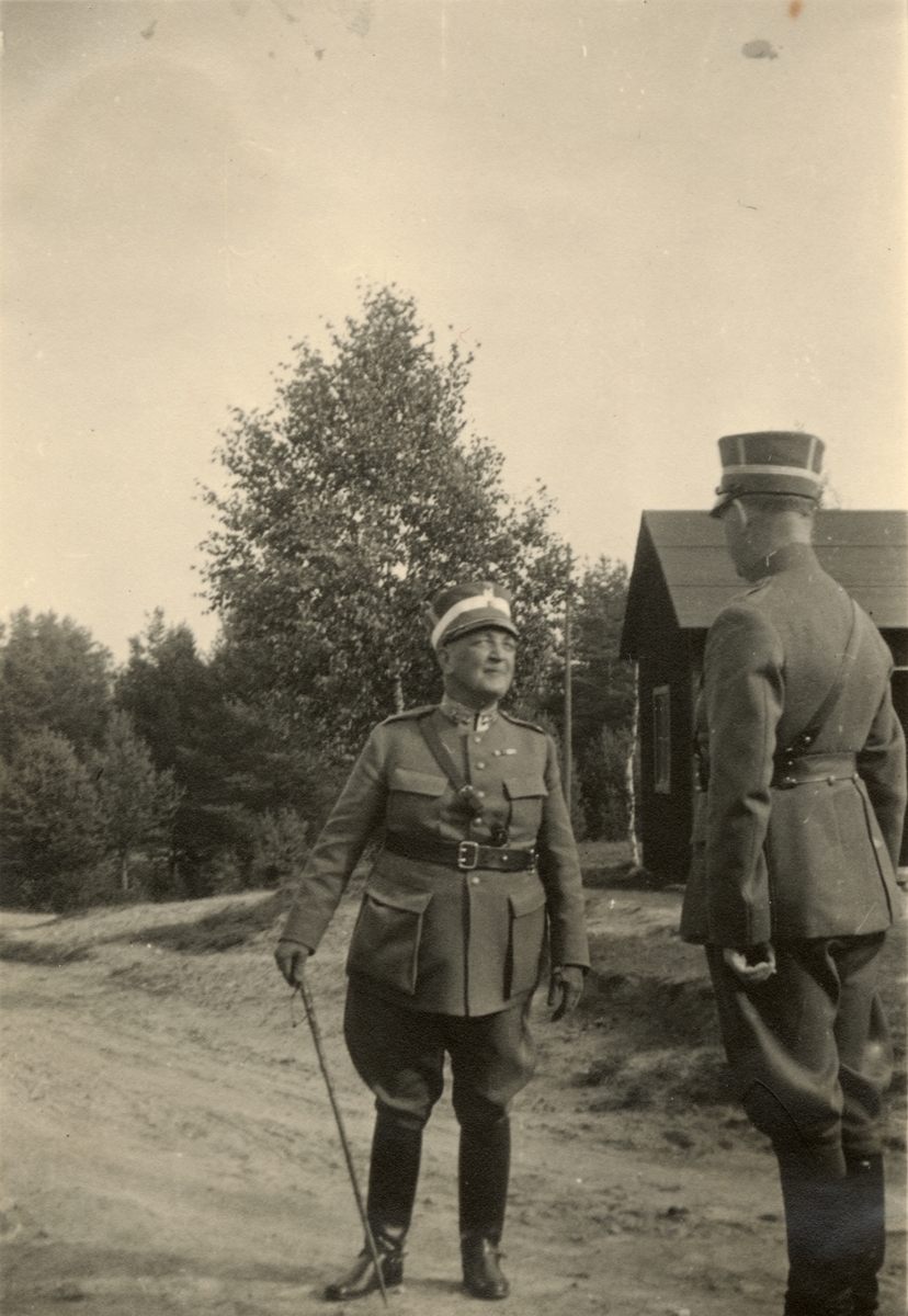 Text i fotoalbum: "1934. Som instasp med på general Hultkrantz sista int. fältövning våren 1934 i St. Tuna".