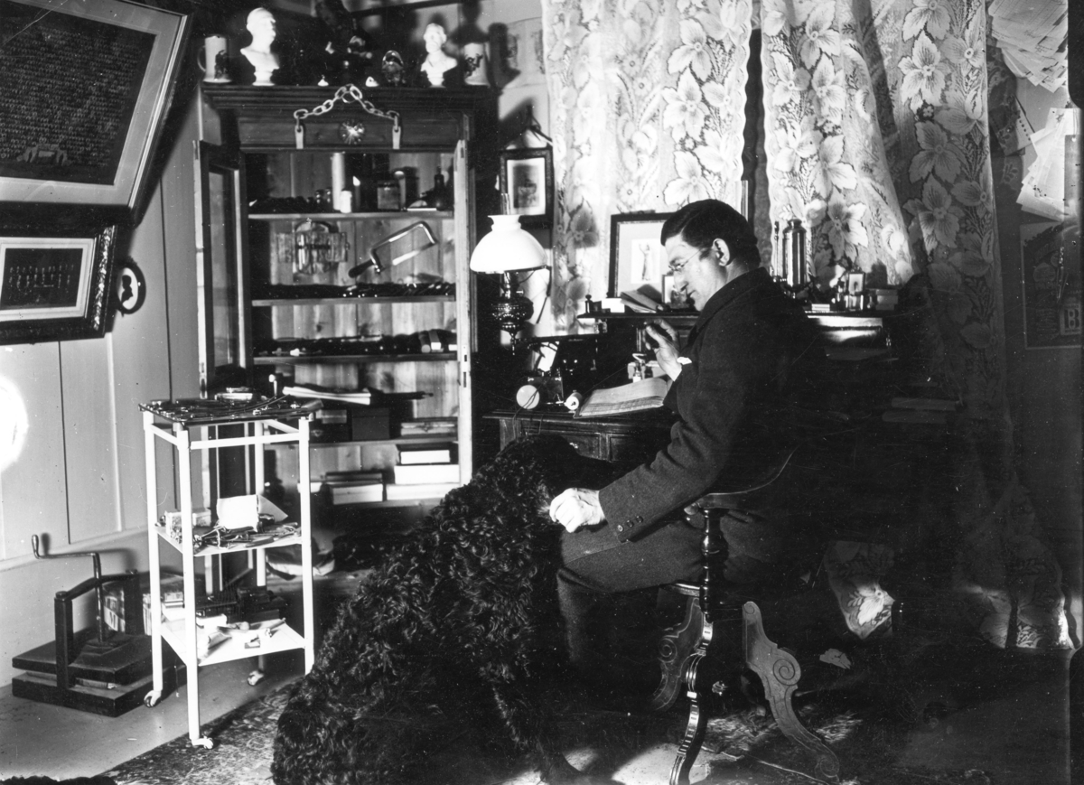 Doktor Otto Mejlænder med hund på sitt kontor.