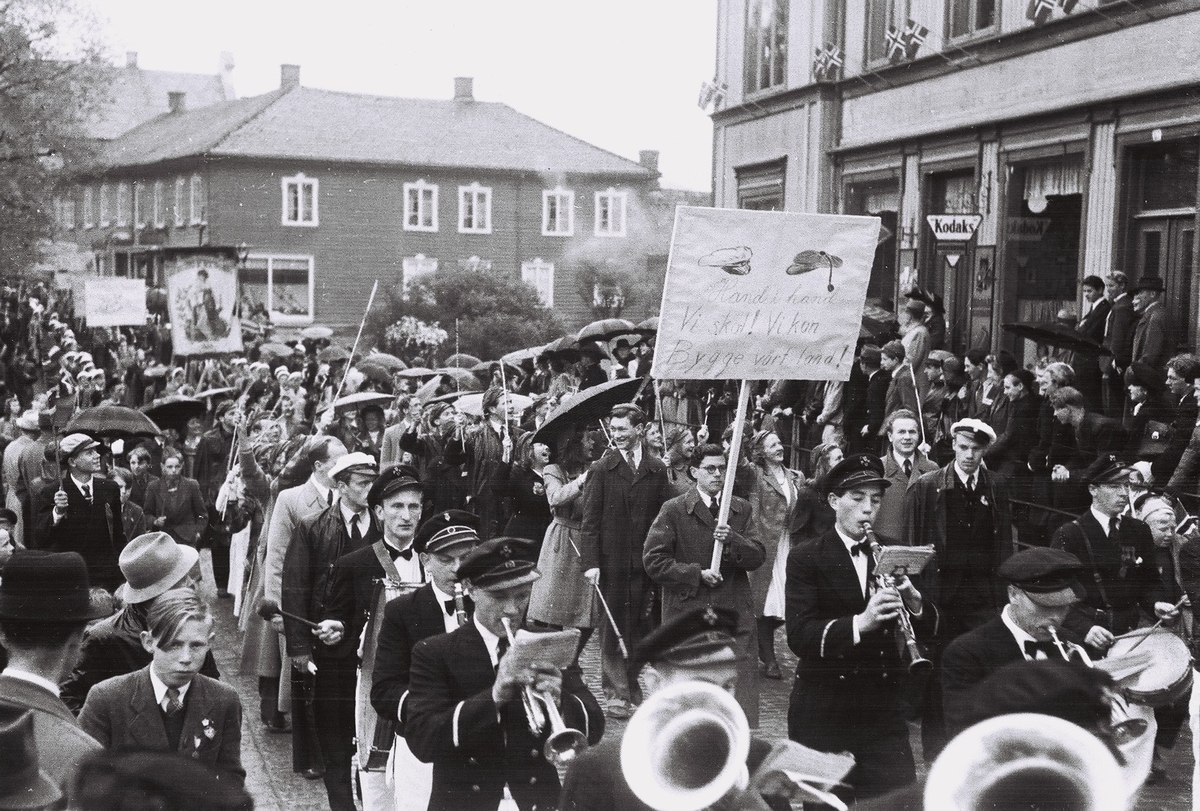 Mai-dagene 1945 i Porsgrunn. Parole "Vi Skal! Vi kan. Bygge vårt land! "