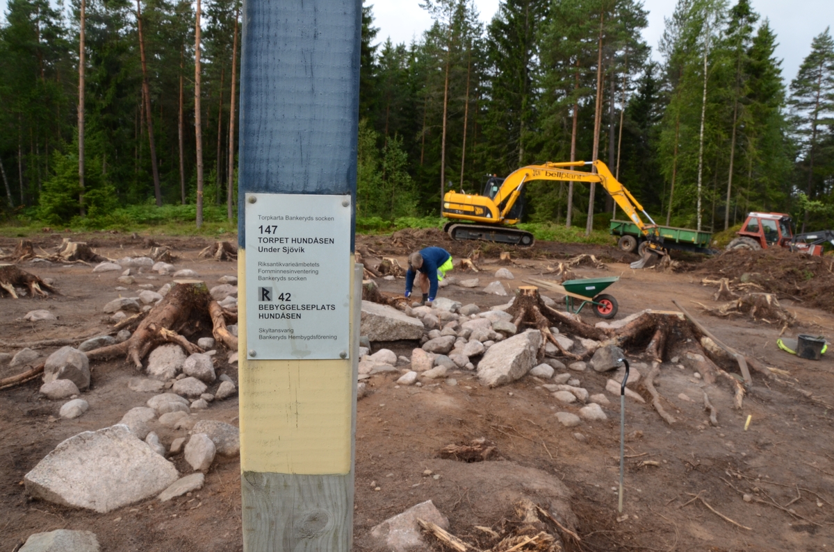 Bilder tagna vi en arkeologisk undersökning av ett gravfält vid riksväg 26/47 i Bankeryd i Jönköpings kommun.