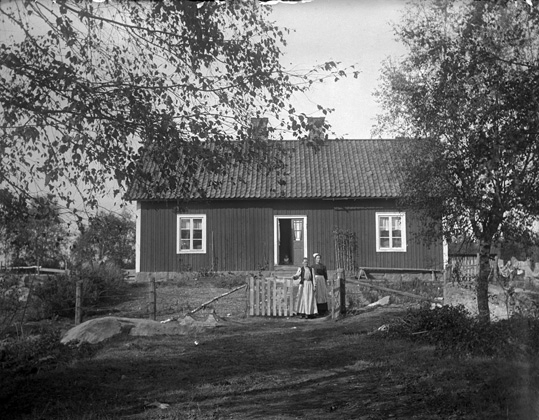 Skultuna, Västerås, Hägervallen 10.
Parstuga i Nygårds mosse.