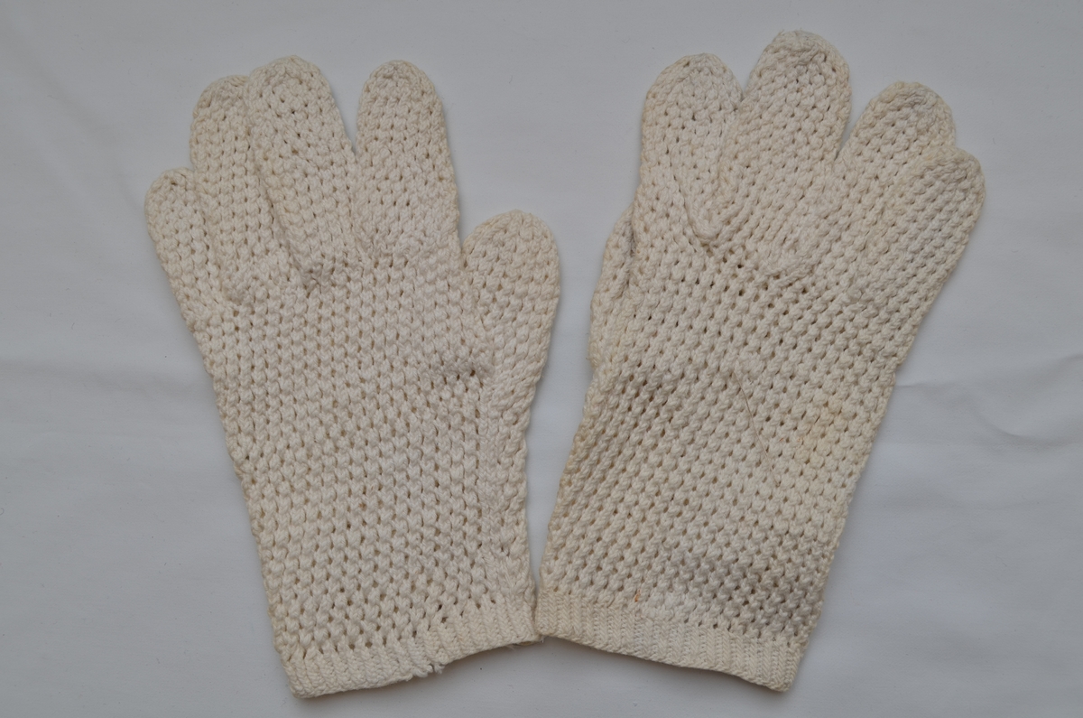 Fingervotter (a+b), mønsterstrikket av kvitt bomullsgarn.