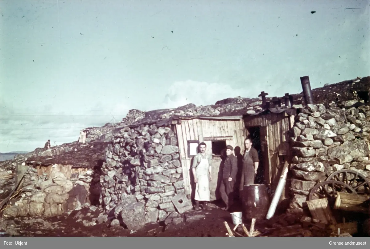 Fiskerhalsfronten eller Litzafronten? Juli 1941 - oktober 1944. Feltkjøkken i stein-bunkers. Personale står foran døra. 