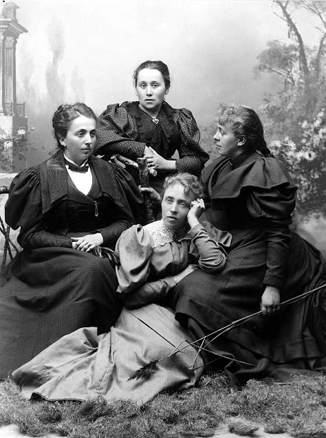 Gruppbild med döttrarna Granlund: Anna, Agnes, Ellen och Helga.