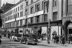 Karl Johans gate 39 og 41 pyntet til kongens hjemkomst, 1945
