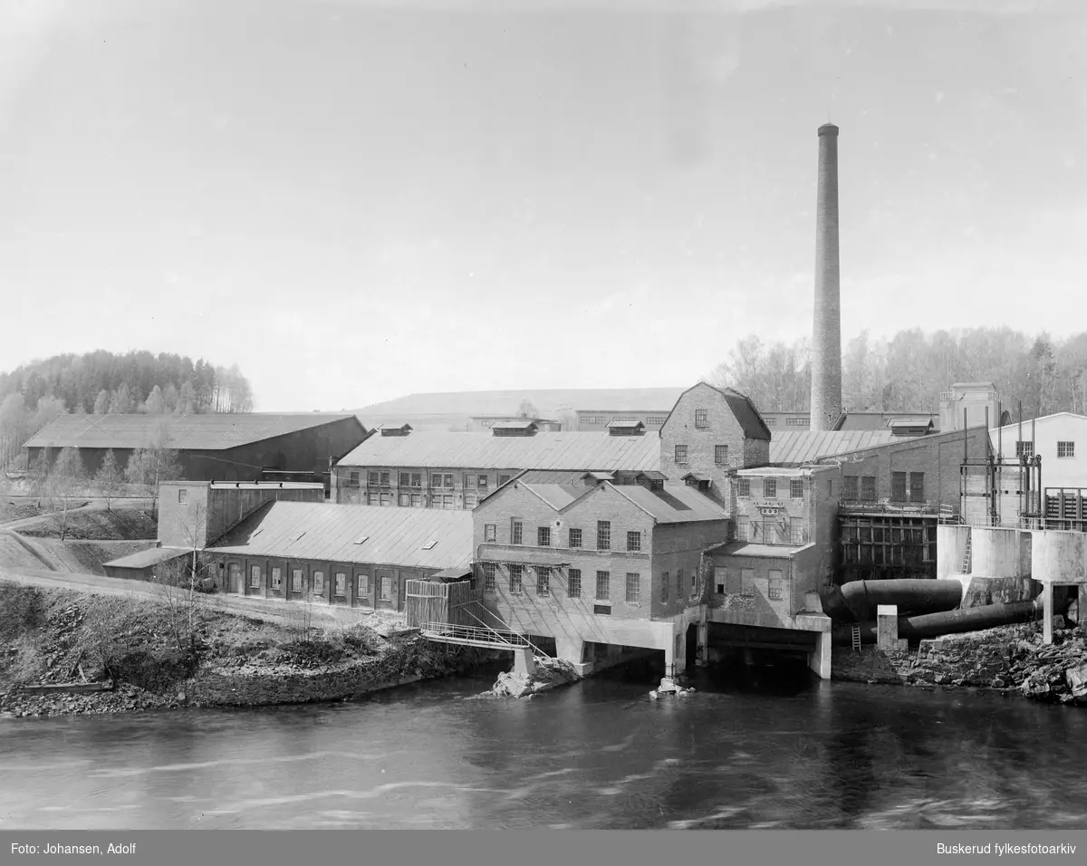 Hofsfoss tresliperi og papirfabrikk
Hofs brug ble papirfabrikk i 1915 og da ble også pipa montert.