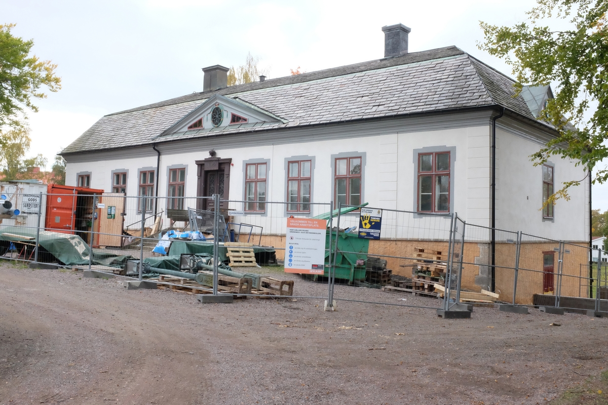 Rosenlunds herrgård i Jönköping, framsidan där avspärrning satts upp för utgrävning av trädgården.