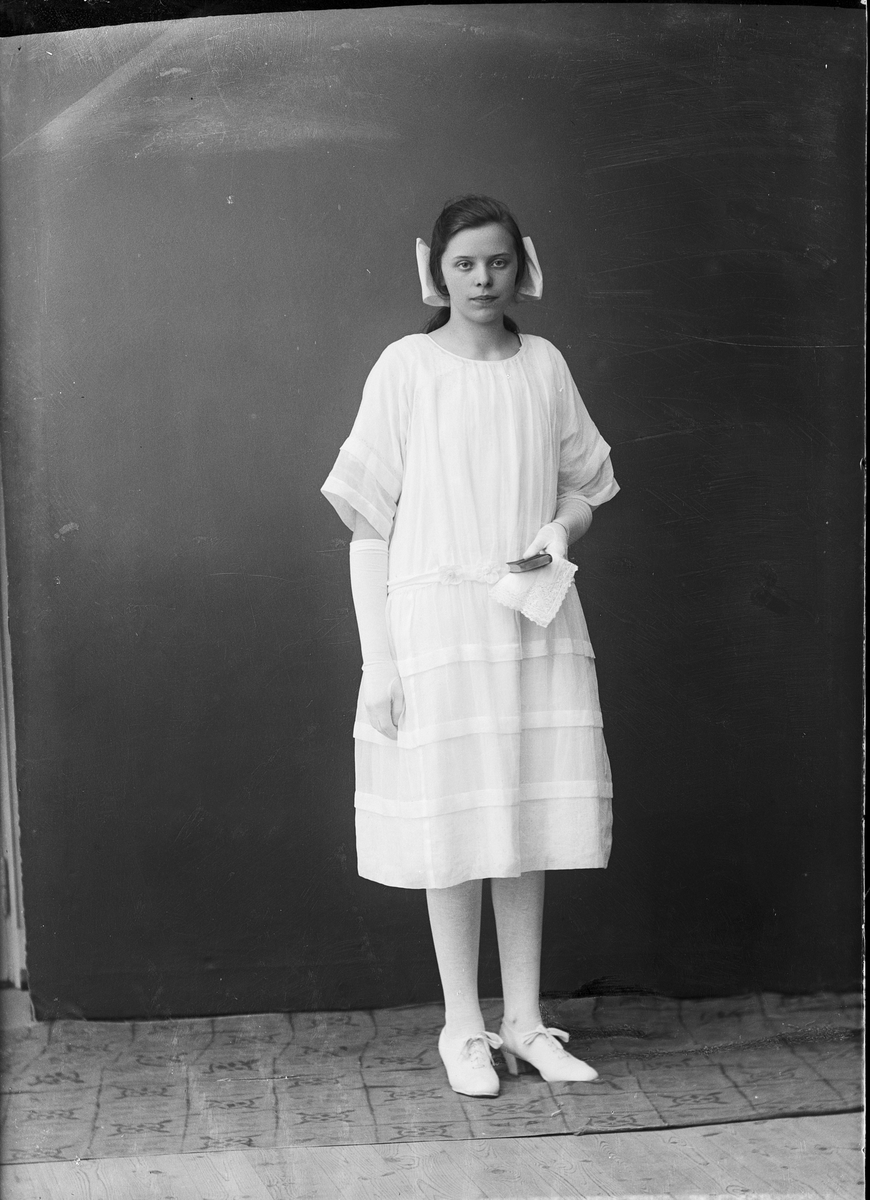 Konfirmand Birgit Öhrn från Hargshamn, Harg socken, Uppland 1923