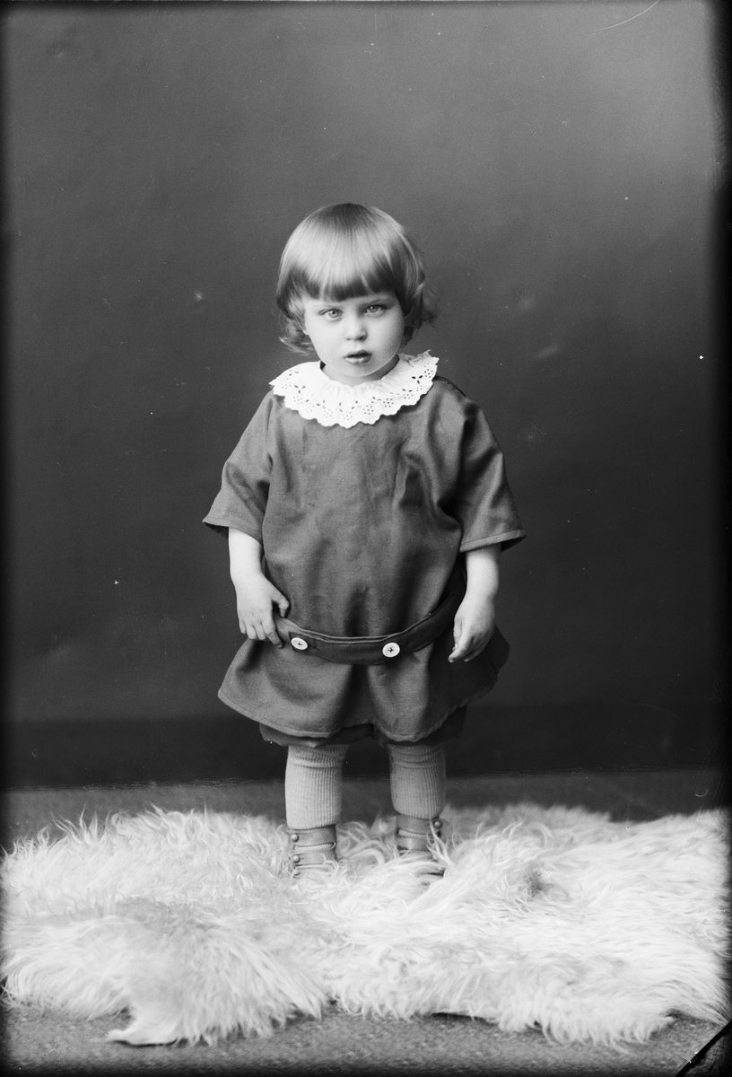 Ateljéporträtt - barn till fru Bohman från Johannisfors, Forsmark socken, Uppland 1926