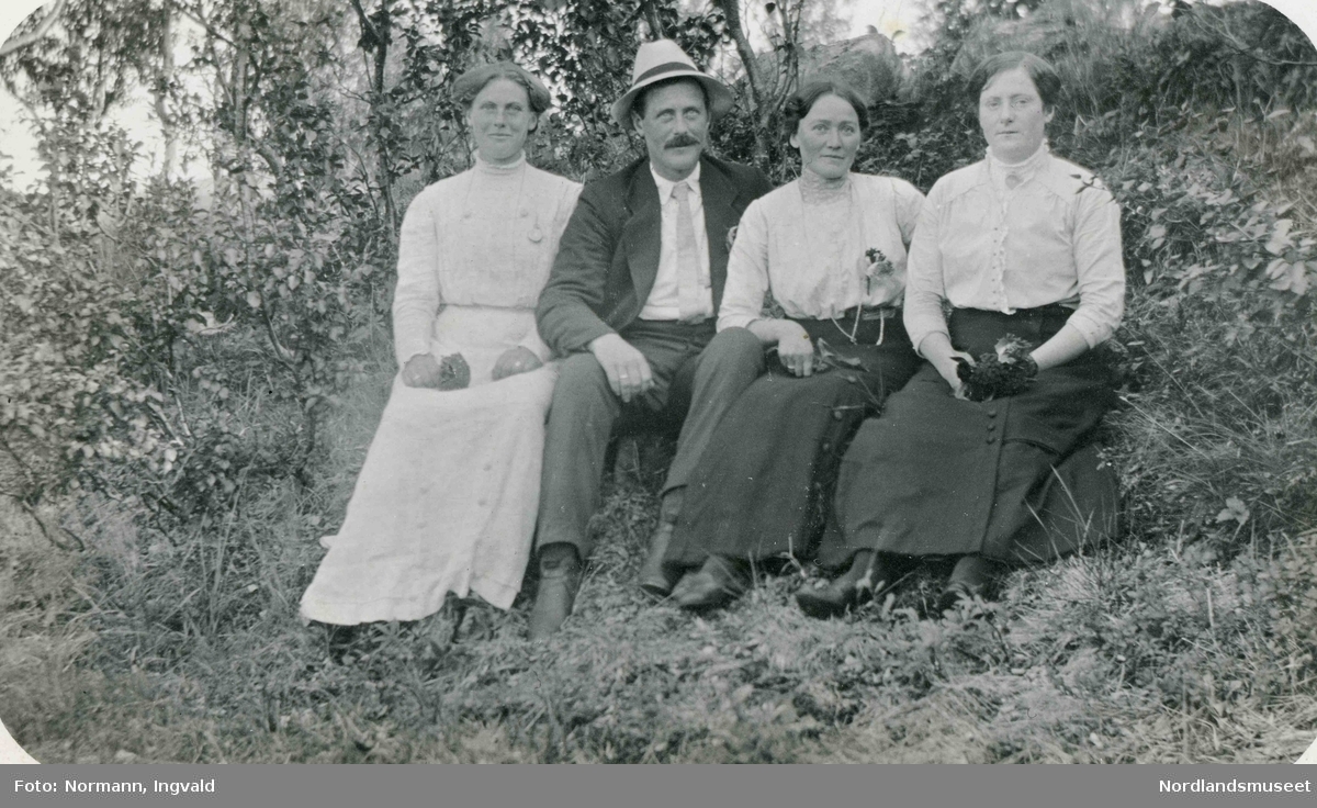 3 damer og en mann. Fra venstre: Olga Isaksen, Peder Jensen med kona Olivia og Lydia Jensen (gift Aasjord)