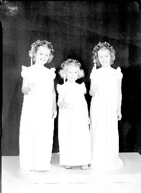 Fotografi av tre små luciatärnor. Beställare av fotot var Dr. (Karl-Holger) Hejll. Familjen bodde i den s k Hejllska villan på Bomlyckan 10.