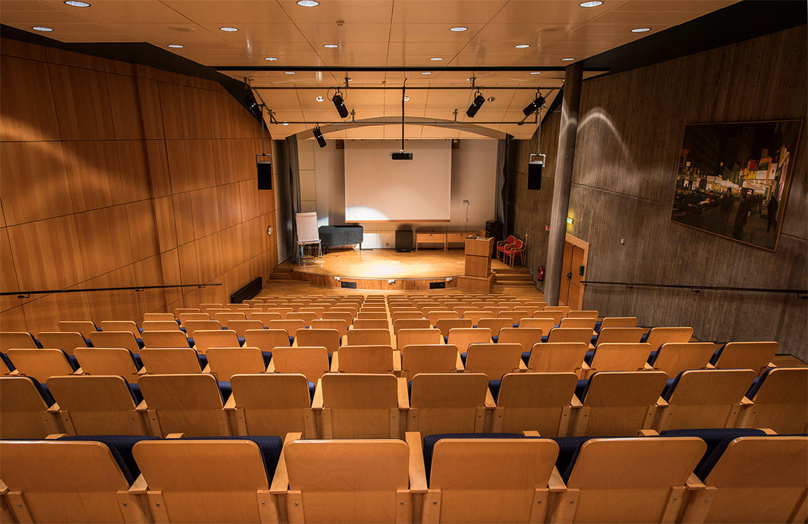 Bildet er fra auditoriet på Norsk vegmusuem. Bildet viser auditoriet bakfra.