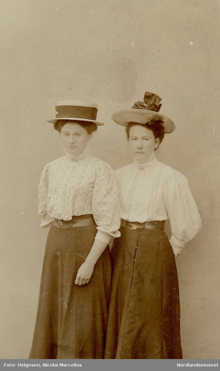 Portrett av to kvinner. Til venstre Frida Iversen. Til høyre Sofie Normann, Myklebostad i Leiranger, født i 1881.