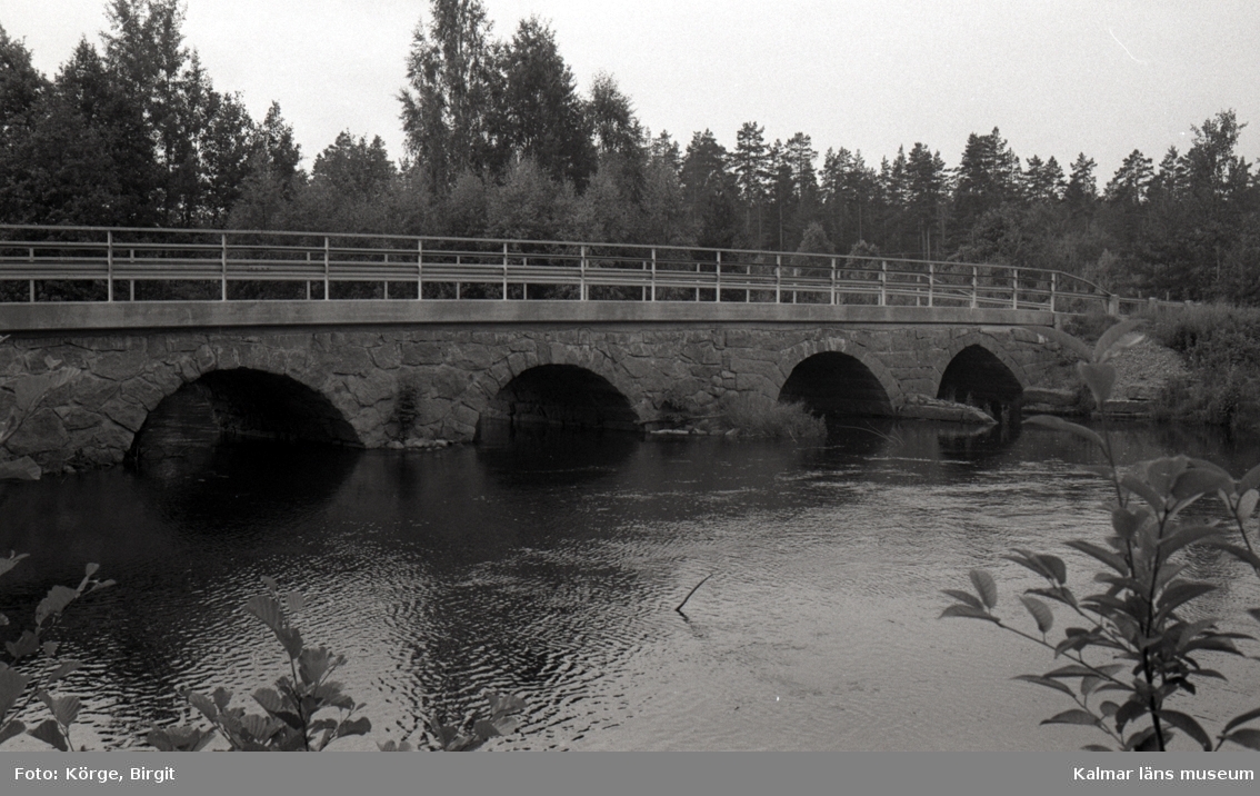 Bro över Silverån 1.2 kilometer sydost om Silvedalens station i Hultsfreds kommun. Foto, uppströms från nordost.