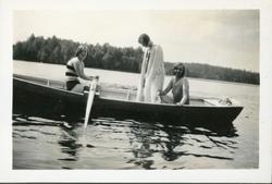 Jenter i robåt. Ingelsrudsjøen. Trolig 1930-tall.