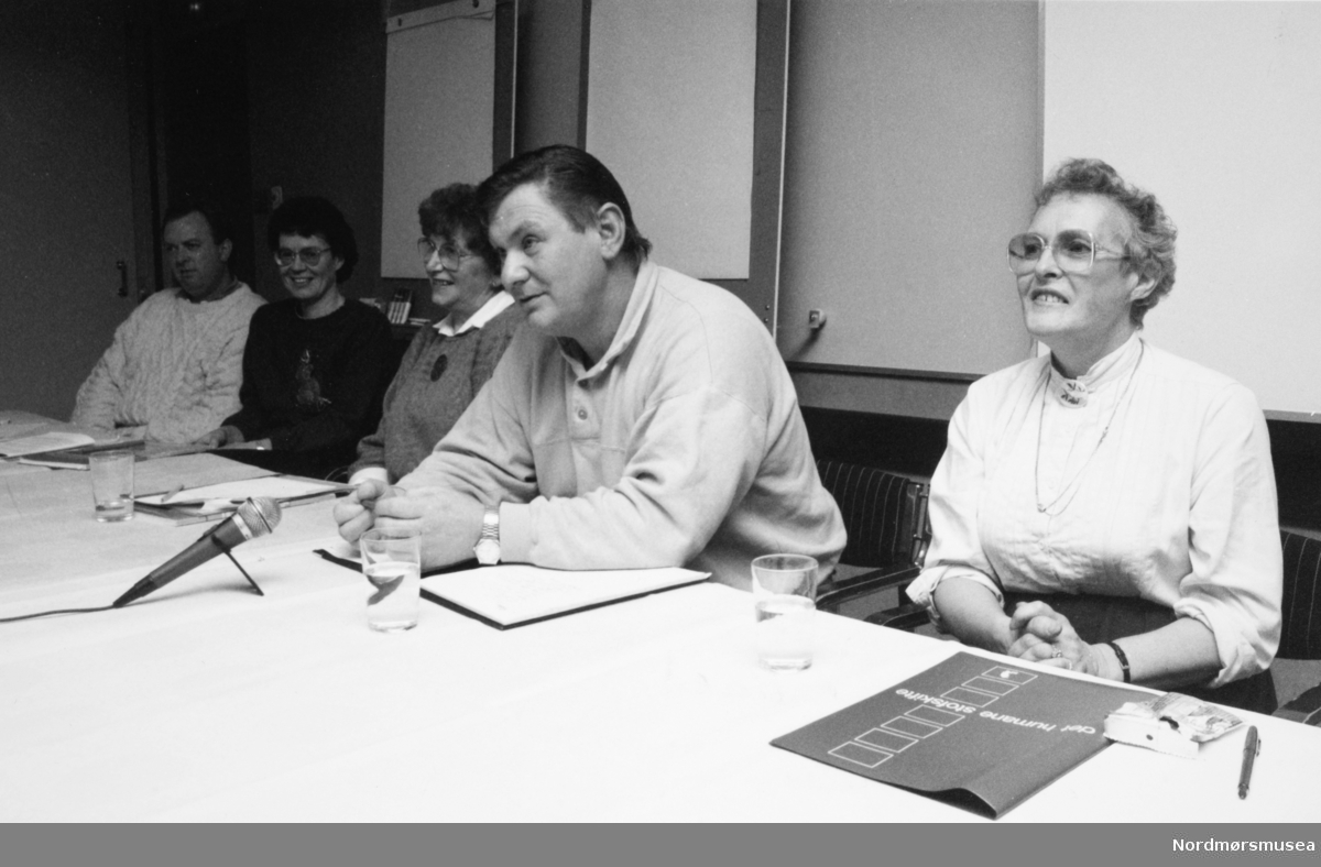 Kai Rabben, Else Marie Bae, Inger Volden, Jan Blikeng, Oddhild Garli. Bildet er fra avisa Tidens Krav sitt arkiv i tidsrommet 1970-1994. Nå i Nordmøre museums fotosamling.