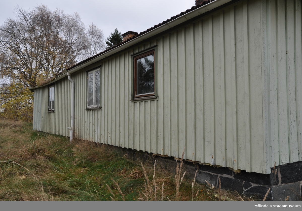 Bostadshus på fastigheten Ranntorp 2:20 i Ranntorp, Lindome, i Mölndals kommun. Fotografiet är taget den 22/10 2014. Byggnadsdokumentation inför rivning.