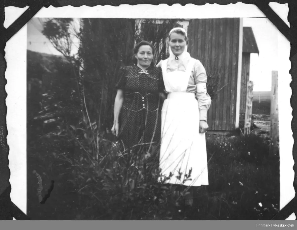 Sykestua i Børselv. Lovise Aronsen jobbet der som en hjelpepleier. Bildet fra 1947. Andre kvinnen kan være Alette Gjermundsen?.