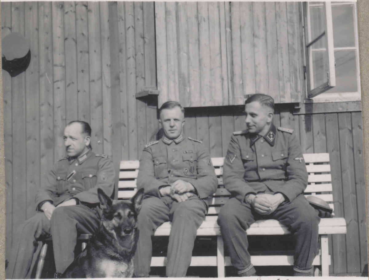 Ved vaktbrakka i Falstad fangeleir, trolig i 1945. Til høyre sitter leirens siste kommandant, Karl Denk (f. 1908 i Wien, d. ca. 1990).