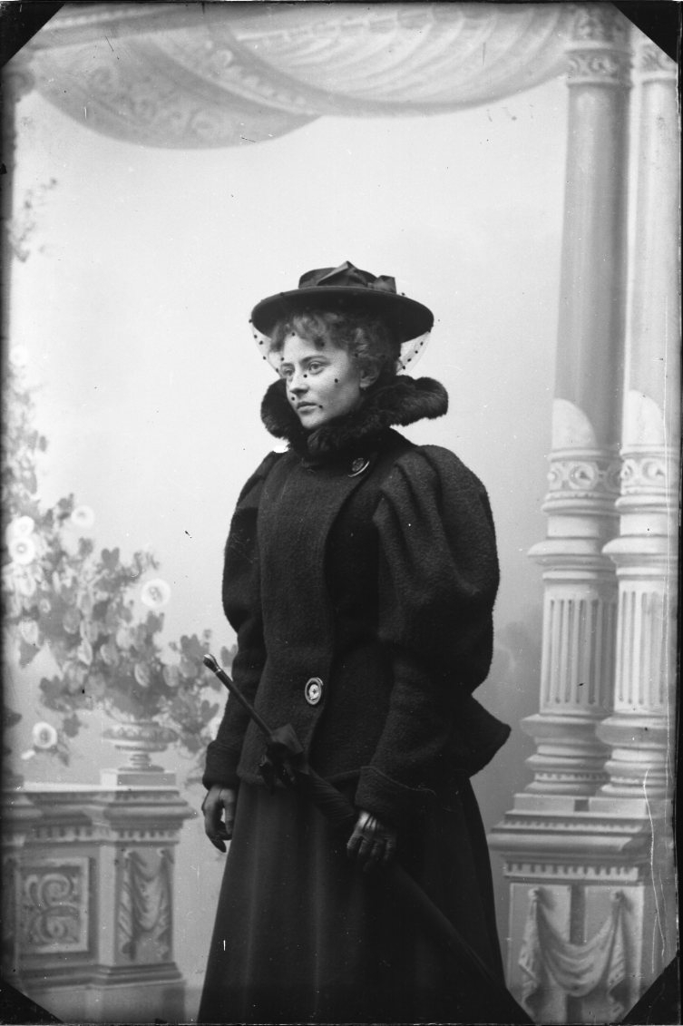 Porträtt av Ester Grönberg. Hon bär mörka ytterplagg och hatt med flor över ansiktet.