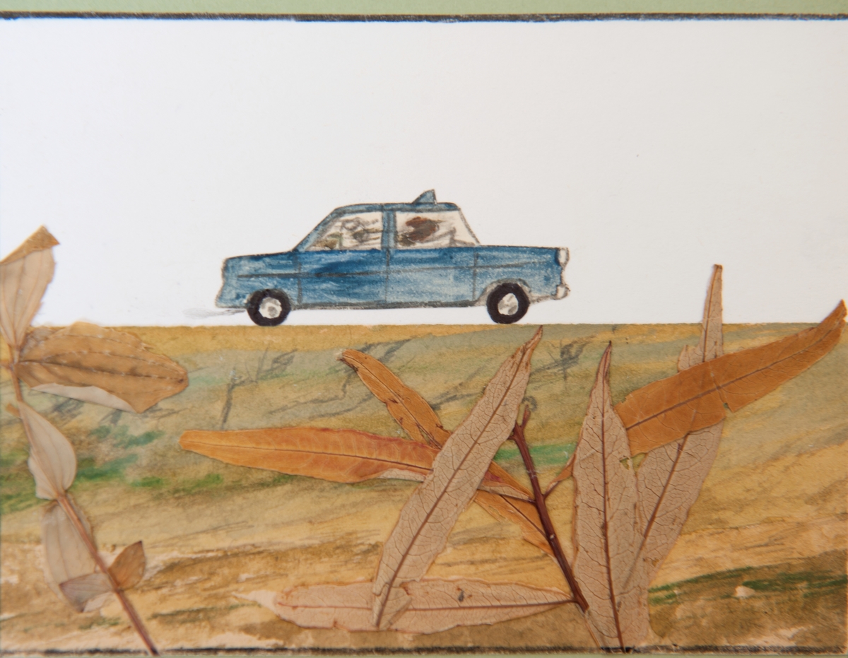 Originalbild. Illustration till sida i boken Sailor och Pekka och söndagen." Sailor och Pekka gör en taxiresa till kyrkan. Sidan består av tre bilder: taxin med berget i bakgrunden, taxichauffören och taxin.