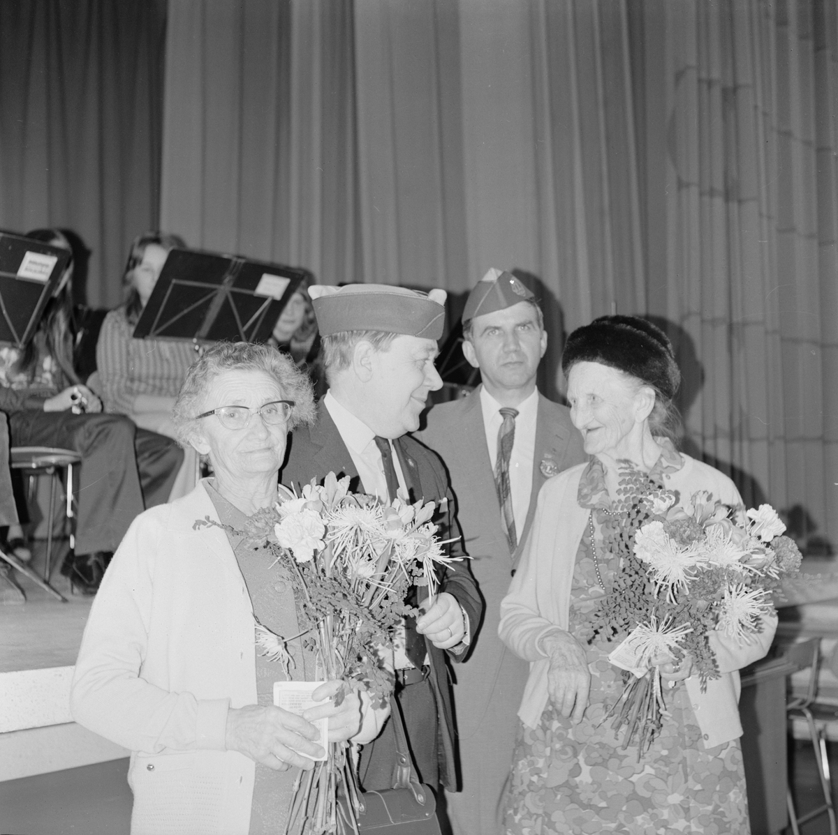 Damer firas på Lions Club i Tierp, Uppland 1972
