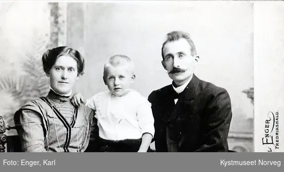 Edvard Lund sammen med sønnen og kona Johanna Sund Lund