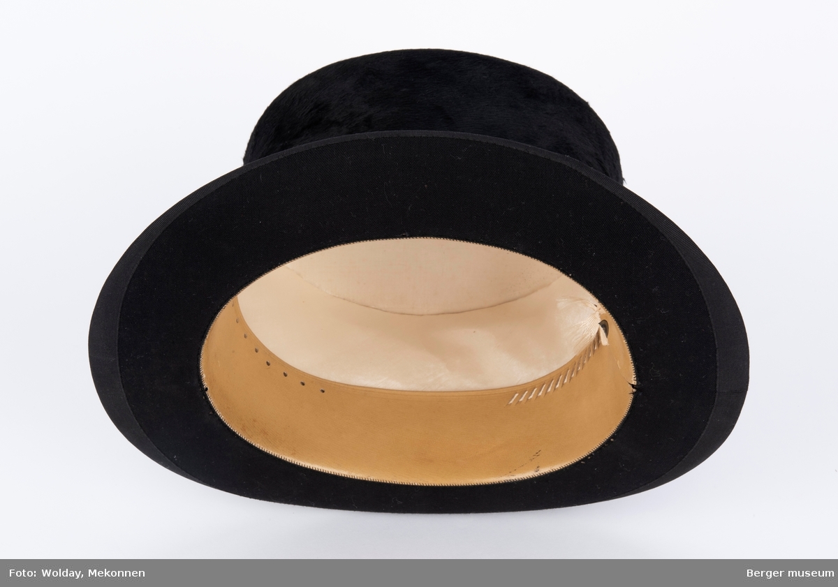 Flosshatt, tidligere også kalt sylinderhatt eller bare høy hatt, er en høy hatt med stiv, sylinderformet pull og liten brem.