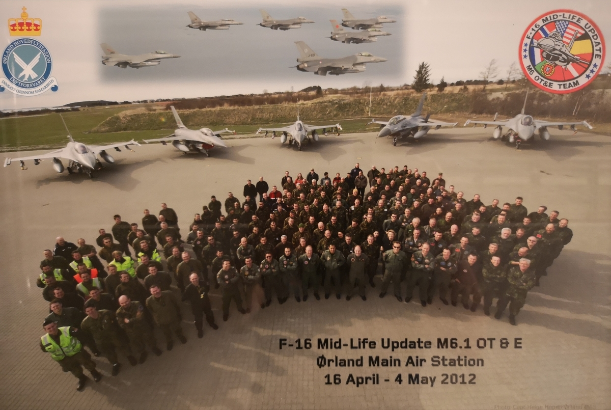 Gruppe av skvadronspersonell foran 4 x F-16 på bakken, samt 6 x F-16 i lav formasjon.