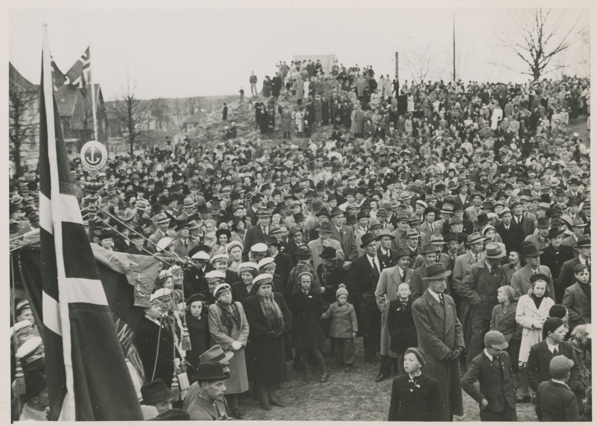 1. m,ai 1947 på Skarmyra med den store folkemengden.
