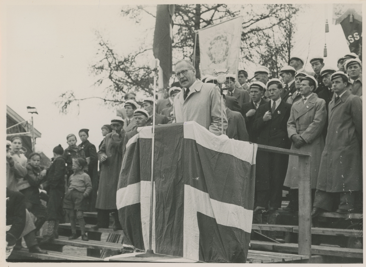 1. mai 1947, på Skarmyra.
Halvard Hauge på talerstolen og bak ham står Moss Arbeidersangforening.