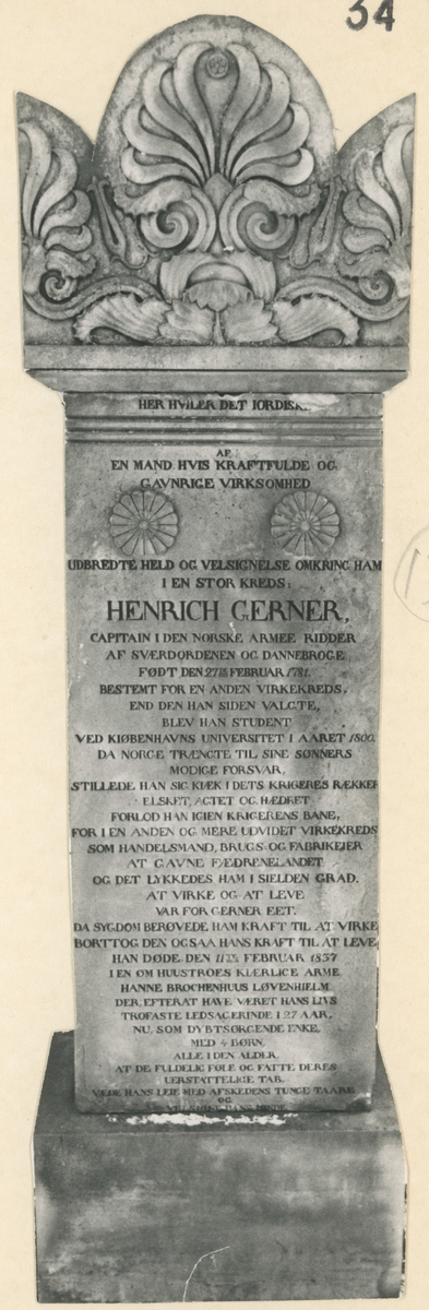 Gravstøtte for Henrik Gerner.

Utdrag av tekst på stein: "Henrich Gerner, capitain i den norske armee ridder af sværdordenen og Dannebroge født den 27de februar 1781."