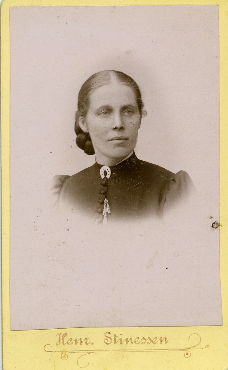 Portrett av kvinne - Kari Haakensdatter Øian (Telgardsenget),(12/3-1871 - 17/6-1928), gift med Peder Estenson Aaseng (født 1869)