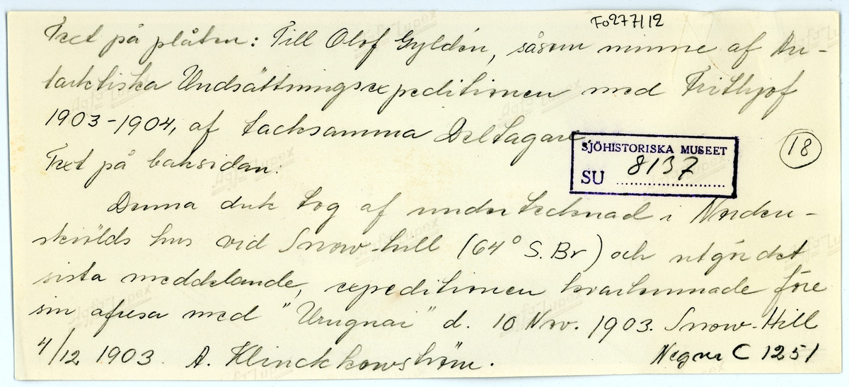 Fotografi av inramat meddelande skrivet på en vaxduk från medlemmar av Otto Nordenskjölds antarktiska expeditions vinterkvarter på ön Snow Hill för att meddela att man räddats av en argentinsk undsättningsexpedition. Texten lyder "Huset evakuerades den 10 november 1903 kl 10h 45 a.m Gösta Bodman, S.A Duse, K.A Andersson, E. Ekelöf, José M Sobral"