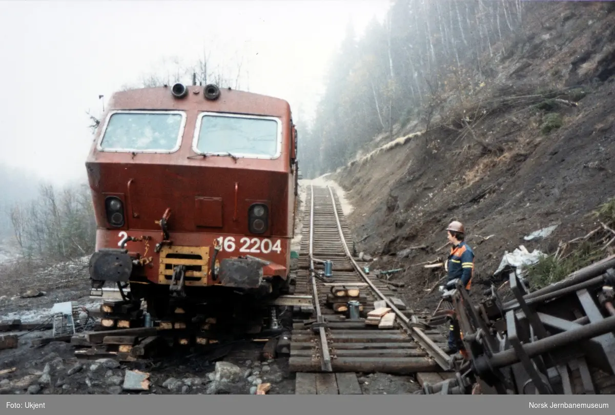 Avsporet elektrisk lokomotiv El 16 2204 etter å å kjørt inn i et jordras. Lokomotivet fikk store skader, men ble berget og reparert