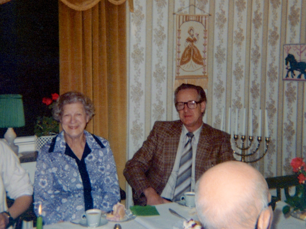 Brattåshemmets dagrum/matsal 1979. Från vänster ses Elsa Andersson, Livered (1909 - 2000) samt Gunnar Skog, politiker i Mölndal.