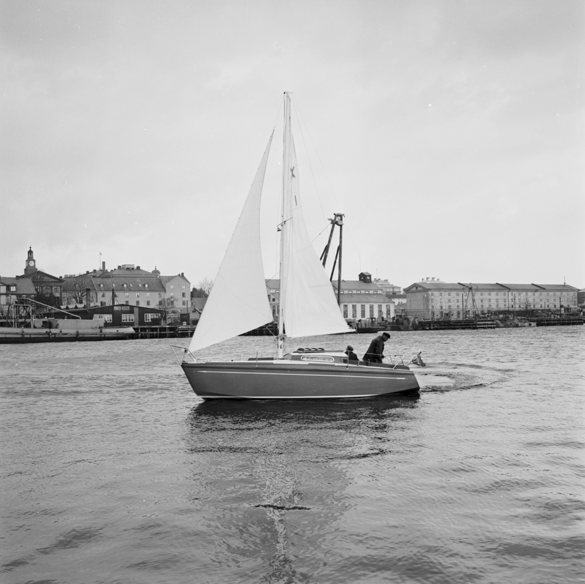 Karlskronakryssaren sjösättning och under segel ext