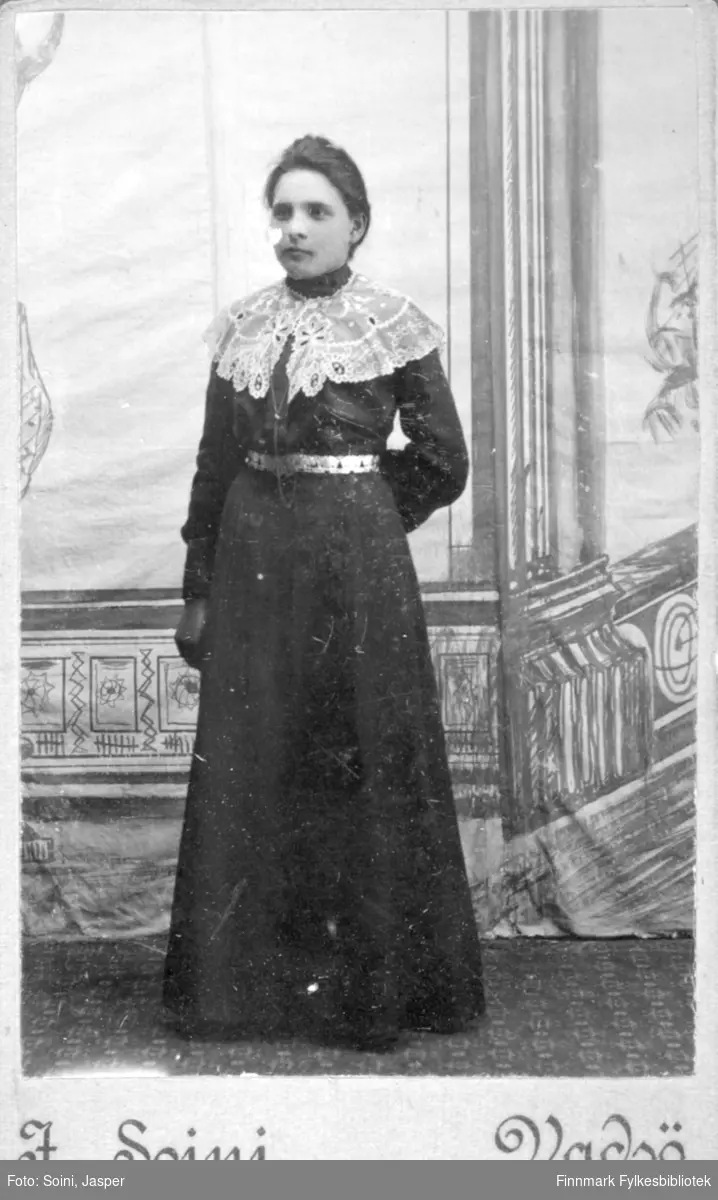Visittkortportrett av en kvinne fotografert på fotoatelieret til Jasper Soini i begynnelsen av 1900-tallet, Vadsø.