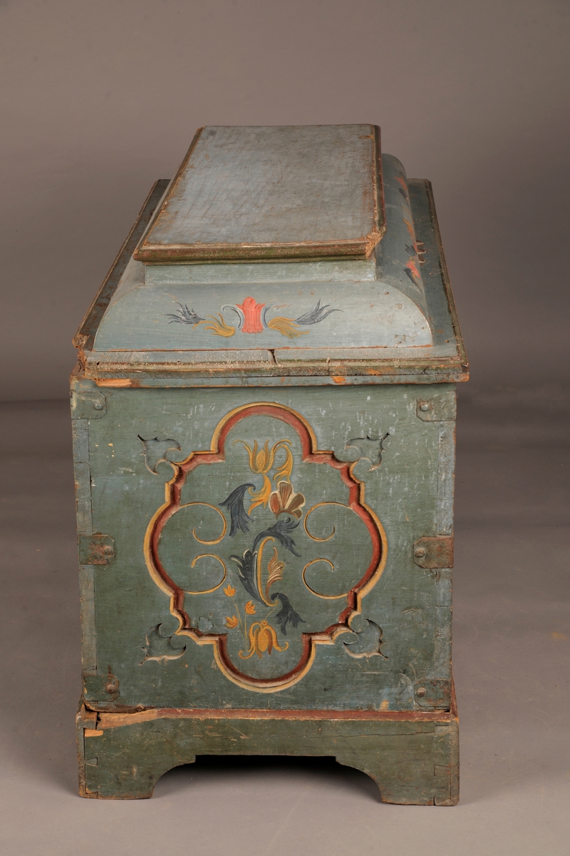 Rosemalt kiste, står på en tilhørende løs sokkel.