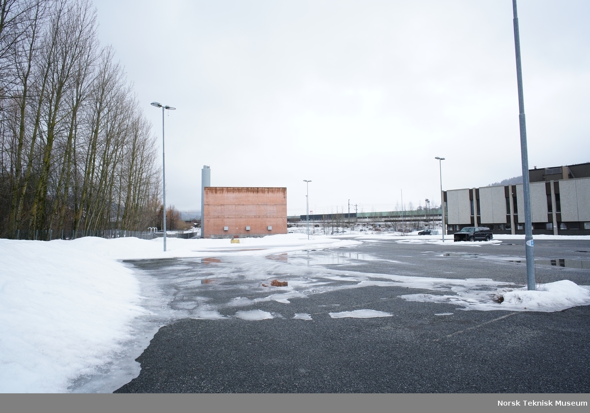 Bilde 161: Sør-vestre hjørne av industritomten, med fjernvarmeanlegg på utsiden av tomten t.v., ABBs kontorbygg t.h., Drammensbanen i bakgrunnen