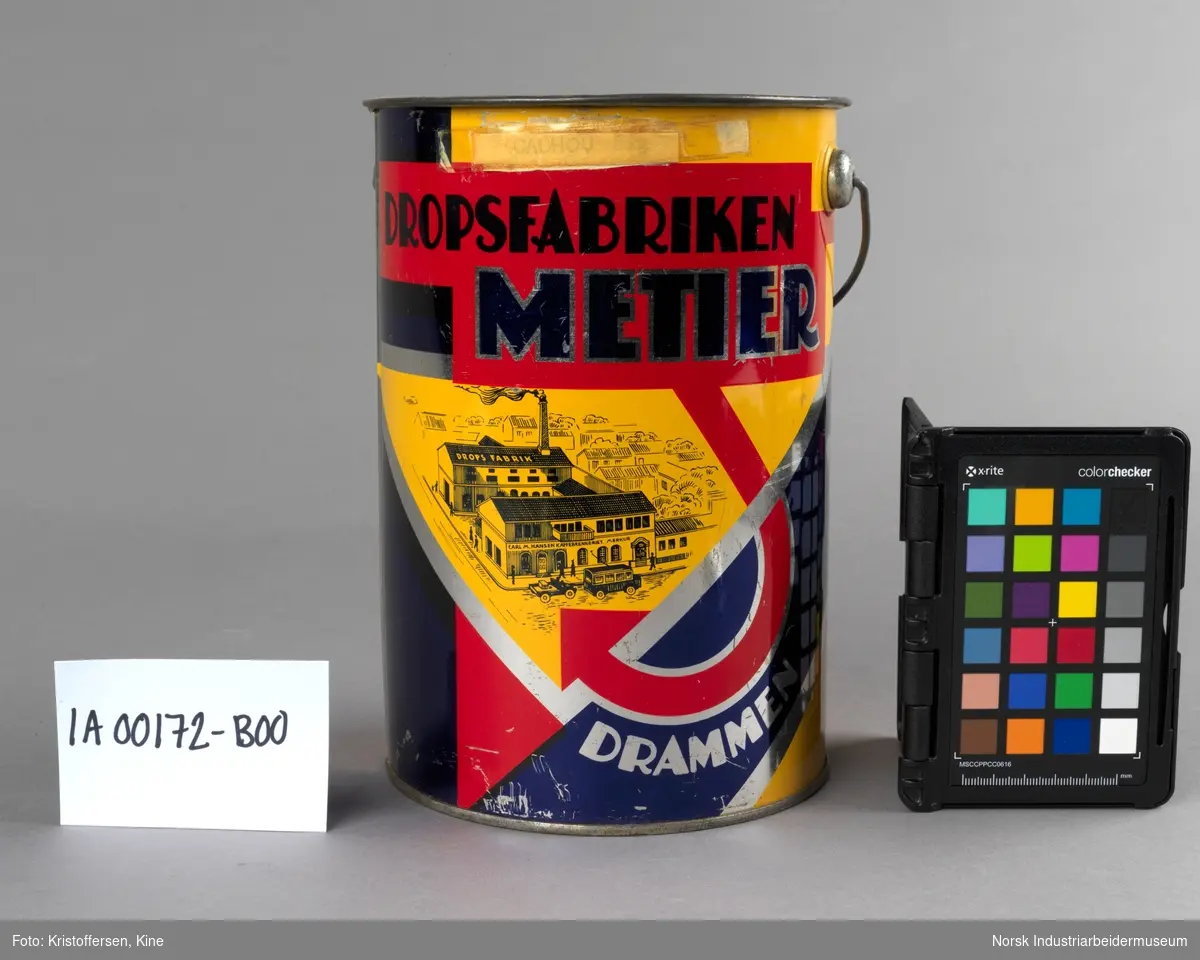 Dropsspann fra Dropsfabrikken Metier i Drammen med lokk og håndtak. Logo er trykket på selve spannet

