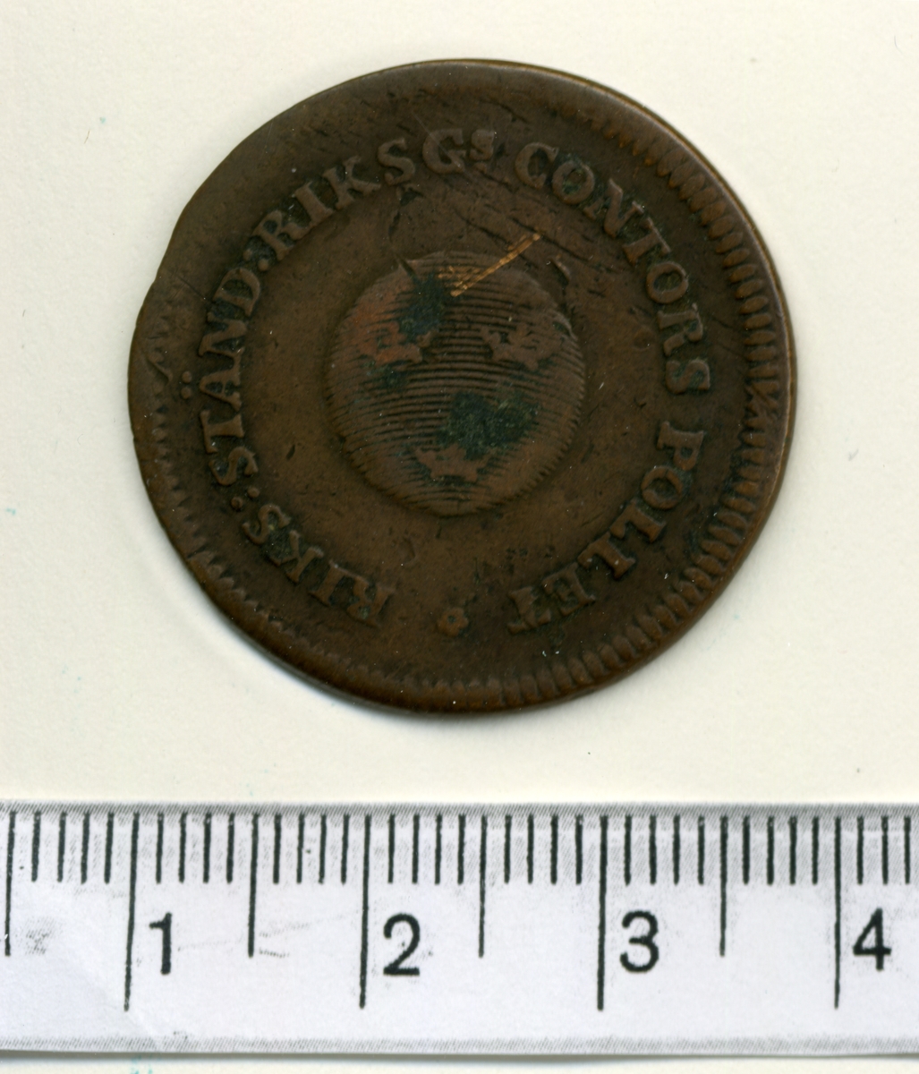 3. 1/2 skilling 1799 Gustaf IV Adolf.

Riksgäldskontorets pollett.

12 mynt, funna vid inventering i Fornsalen 1951.