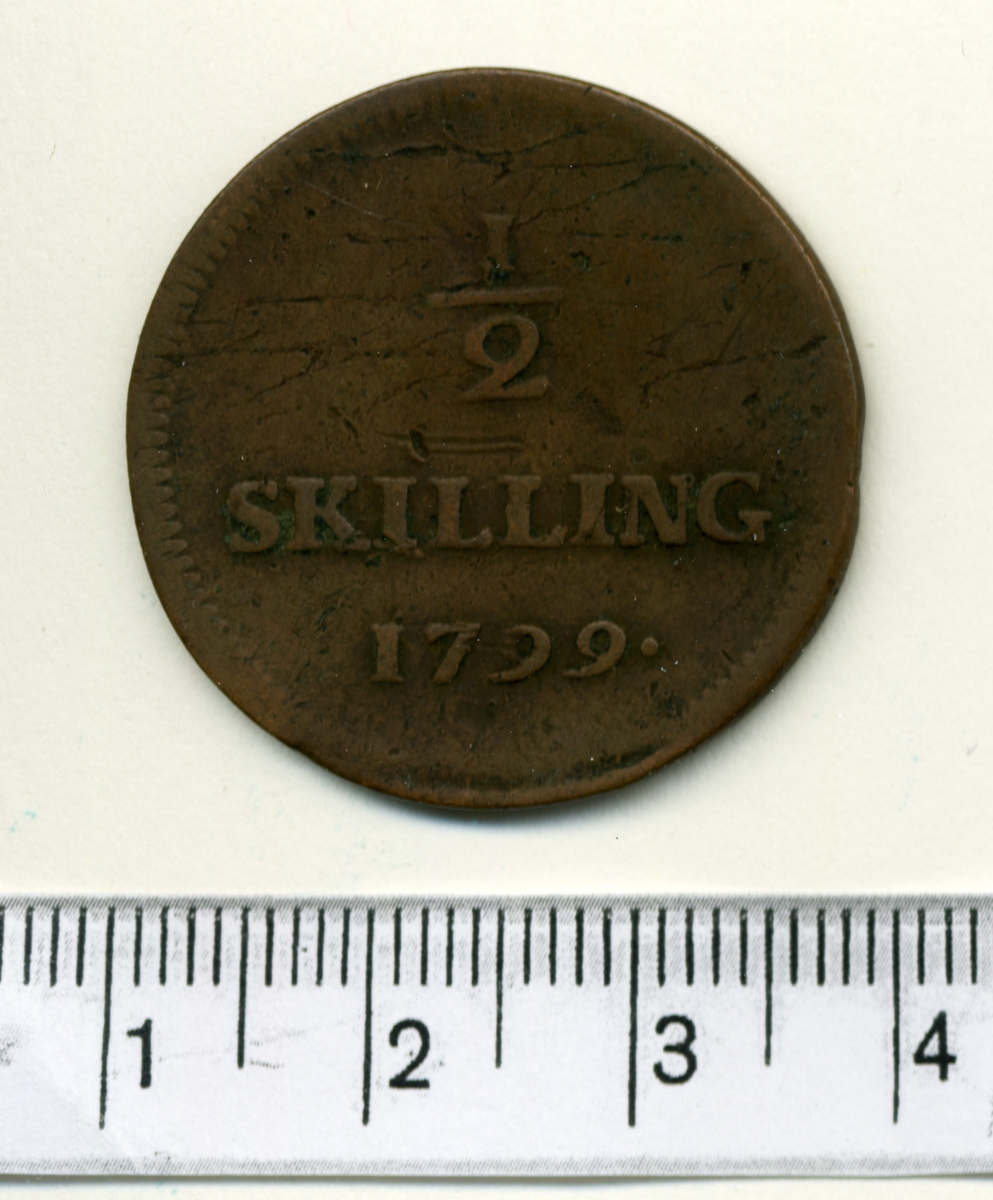 3. 1/2 skilling 1799 Gustaf IV Adolf.

Riksgäldskontorets pollett.

12 mynt, funna vid inventering i Fornsalen 1951.