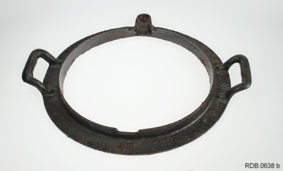Munkepanne i jern som består av to deler: En ring til å sette på vedovnen og en panne med skaft. Ringen har 2 ører og et "hakk" som skaftet på panna skal plasseres i. Panna har rom til 7 munker og skaft med hull i ytterst.