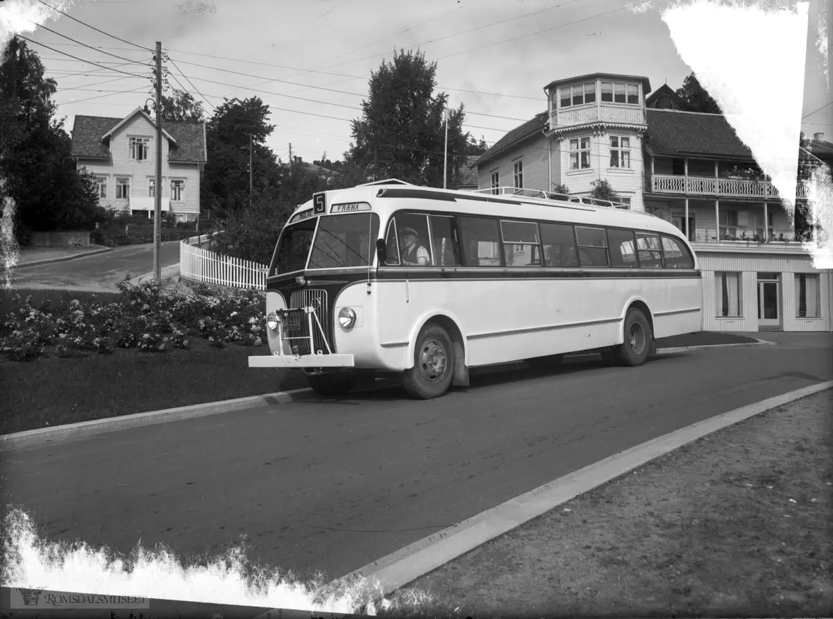 Frænaruta ved gatekrysset Parkvegen – Sandvegen i Molde. Busselskapet hadde rute mellom Eidemkrysset i Fræna og Molde. .Volvo B 510 reg nr: T-2511. mod 1950 bygd av Busbygg..38 seter. tilhører Frænaruta.