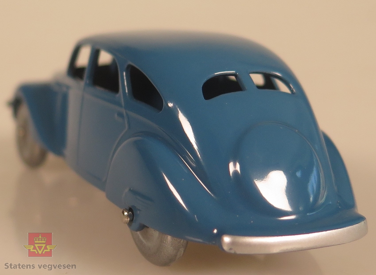 Modellbil av en Peugeot 402, modellbilen er farget blå.