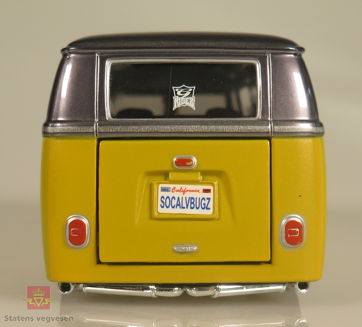 Primært gul og sekundært grå modellbil laget av metall og er detaljert. Den er utstyrt med side-dører som kan åpnes og lukkes. Skala: 1:24