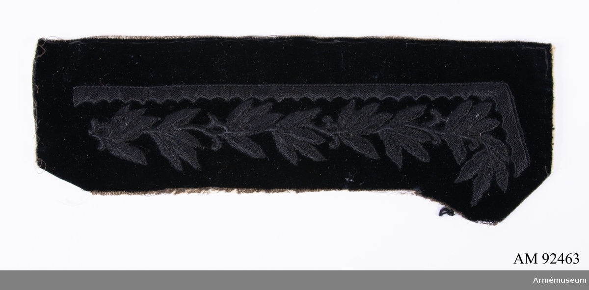 Broderi till krage i svart sammet med svart broderi i cordonnesilke föreställande en gren med lagerblad.