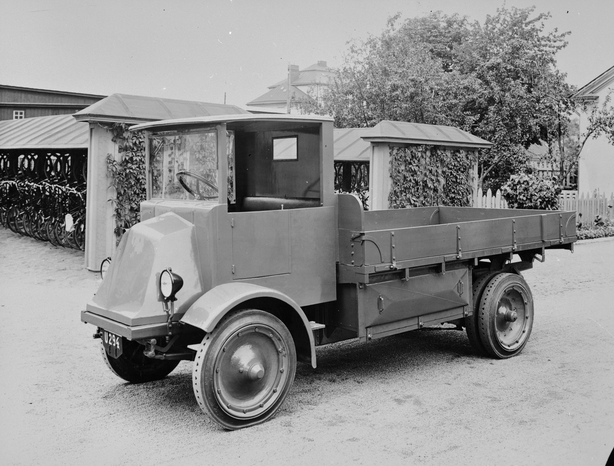 El-lastbil från 1927.
Längd: 4,8 m, bredd: 1,85 m, lastkapaciteten 2,5 ton.
Aktionsradien på en laddning av batterierna rörde sig om 70 km. Ett 70-volts batteri med 300 ampere gav en motoreffekt av 11 hästkrafter.